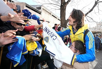 Edinson Cavani firmando autógrafos en la llegada de Boca a Mendoza, donde este sábado se medirá con Independiente Rivadavia, por la Liga Profesional