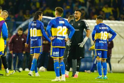 Edinson Cavani, Kevin Zenón, Sergio Romero y Miguel Merentiel parecen buscar una explicación al inesperado 1 a 1 contra Fortaleza por la Copa Sudamericana.