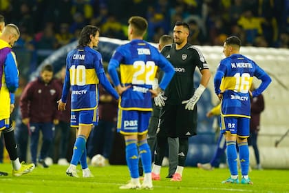 Edinson Cavani, Kevin Zenón, Sergio Romero y Miguel Merentiel parecen buscar una explicación al inesperado 1 a 1 contra Fortaleza por la Copa Sudamericana.