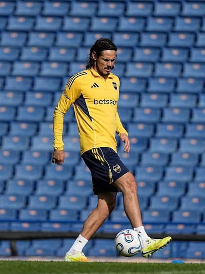 Edinson Cavani llevaba dos semanas entrenándose a la par del grupo, pero debió abandonar la práctica por una nueva molestia física