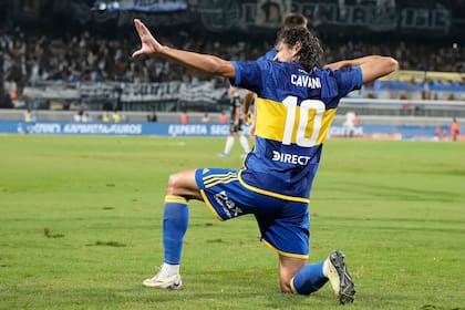 Edinson Cavani mejoró el nivel y se convirtió en el futbolista más destacado de Boca