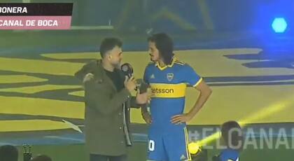 Edinson Cavani, por primera vez con la camiseta de Boca puesta, en la presentación que hizo el club en la Bombonera