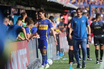 Edinson Cavani sale del campo de juego, Diego Martínez medita: Boca perdió contra River en la Bombonera y el futuro asoma complejo