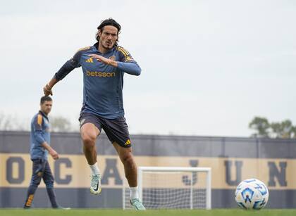 Edinson Cavani se perdería el cruce con Defensa y Justicia por una distensión en el psoas derecho.