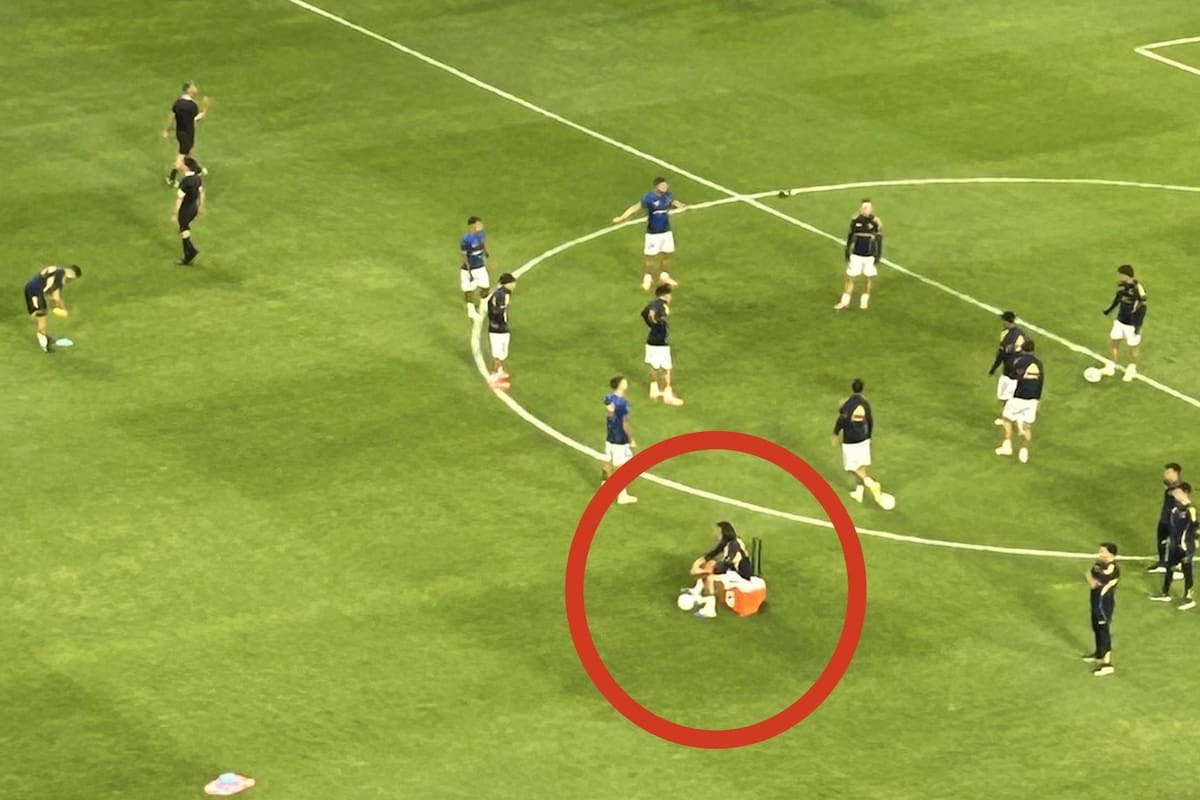 Edinson Cavani, sentado en una heladera durante la entrada en calor del equipo