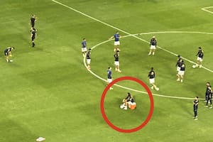 Edinson Cavani, sentado en una heladera durante la entrada en calor del equipo
