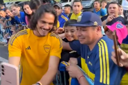 Edinson Cavani siempre es un imán para los hinchas de Boca a la hora de una selfie o un autógrafo