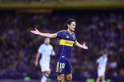 Edinson Cavani volvió a ser titular en Boca ante Racing y fue el capitán del equipo, pero se mostró deslucido y fue silbado al ser reemplazado