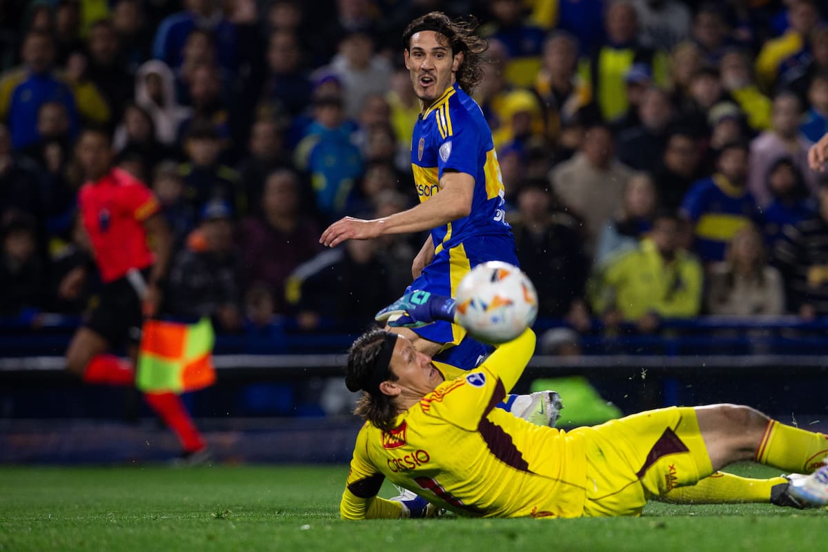 Edinson Cavani ya superó la estirada de Cássio y palpita su gol, el 1-0 de Boca