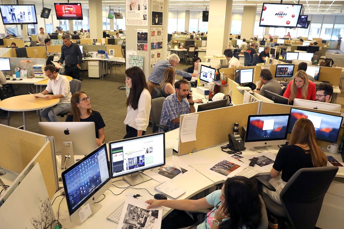 Editores, redactores, fotografos y diagramadores en la actual sede de Vicente Lopez.