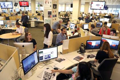 Editores, redactores, fotografos y diagramadores en la actual sede de Vicente Lopez.