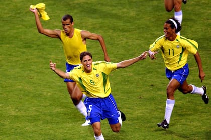 Edmilson celebra un gol con Rivaldo y Ronaldinho, en el Mundial 2002