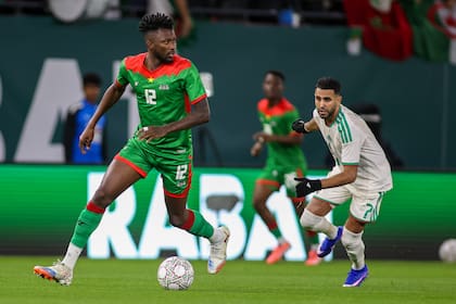 Edmond Tapsoba jugando para Burkina Faso ante Riyad Mahrez, de Argelia, por la Copa Africana de Naciones en diciembre de 2025