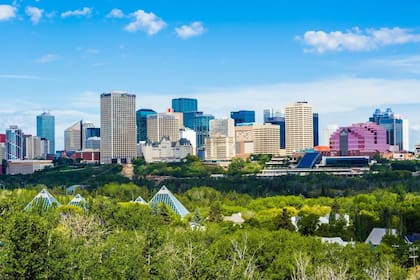 Edmonton es una ciudad con mucha historia y es reconocida por sus galerías de cultura aborigen e historia natural, y la Galería de Arte de Alberta, con un diseño futurista, conocida por su arte de las Naciones Originarias.