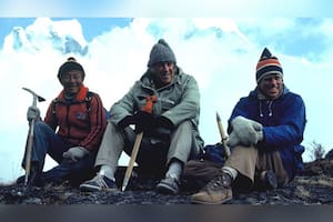 Edmund Hillary (centro) y Peter (derecha), junto un alpinista local