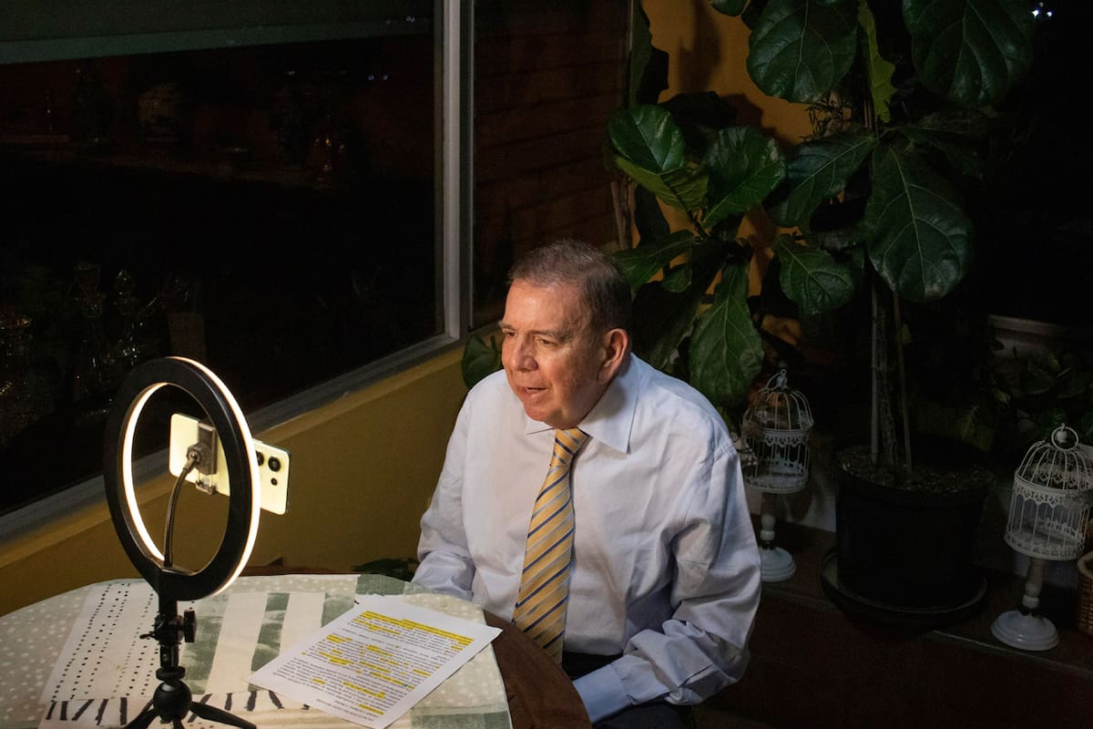 Edmundo González Urrutia, en una entrevista en su casa en Caracas, Venezuela. (AP/Iván Reyes)