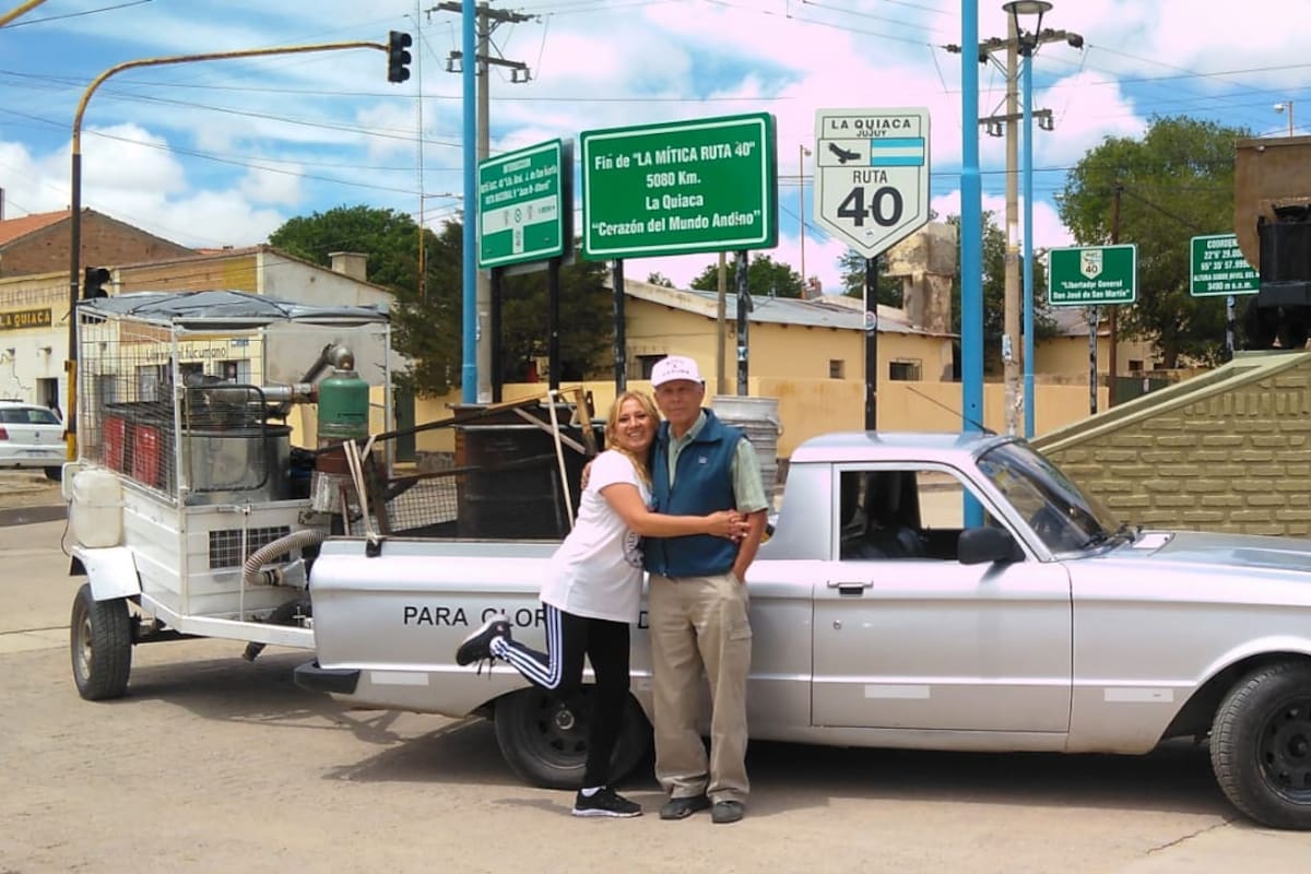 Edmundo Ramos y su mujer, Fabiola, posan orgullosos frente a su auto "a basura" en La Quiaca, donde comenzaron su travesía