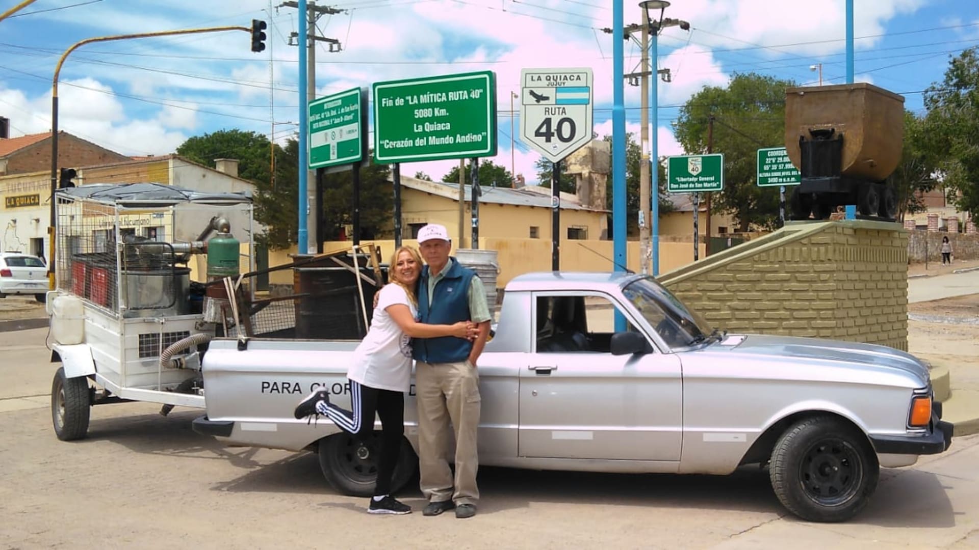 Edmundo Ramos y su mujer, Fabiola, posan orgullosos frente a su auto "a basura" en La Quiaca, donde comenzaron su travesía