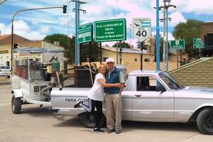 Edmundo Ramos y su mujer, Fabiola, posan orgullosos frente a su auto "a basura" en La Quiaca, donde comenzaron su travesía