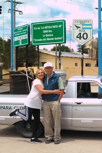 Edmundo Ramos y su mujer, Fabiola, posan orgullosos frente a su auto "a basura" en La Quiaca, donde comenzaron su travesía