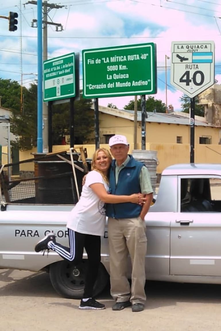 Edmundo Ramos y su mujer, Fabiola, posan orgullosos frente a su auto "a basura" en La Quiaca, donde comenzaron su travesía