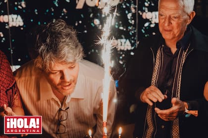 Edo, en uno de los momentos más emotivos de la noche, cuando sopló las velitas de la torta –una milhojas de Narda Lepes– acompañado por su padre, Eduardo Costantini