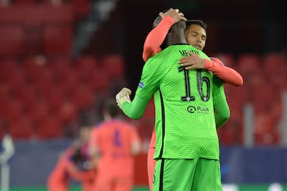 Edouard Mendy, arquero de Chelsea, festeja con Thiago Silva tras el triunfo de los ingleses en Sevilla y frente a Porto por 2-0, por la ida de los cuartos de final de la Champions League.