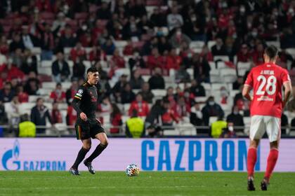 Edson Álvarez del Ajax avanza con el balón en el partido contra Benfica por los octavos de final de la Liga de Campeones, el miércoles 23 de febrero de 2022, en Lisboa. (AP Foto/Armando Franca)