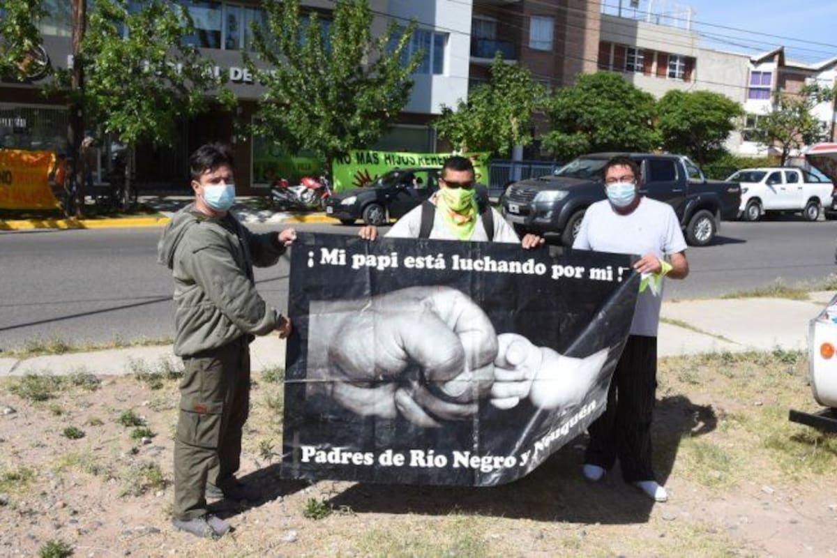 Eduarda Becerra forma parte de agrupación Padres de Río Negro y Neuquén.