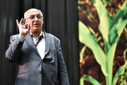 El especialista en clima, Eduardo Sierra, en la Bolsa de Cereales de Buenos Aires