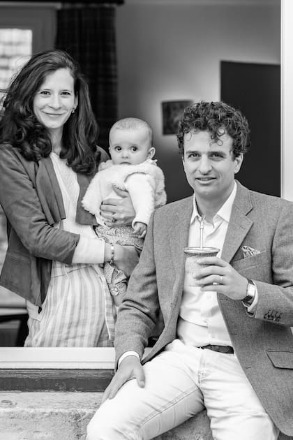 Eduardo, abogado argentino con matrícula en Buenos Aires y Nueva York y estudio propio en París, junto a su familia