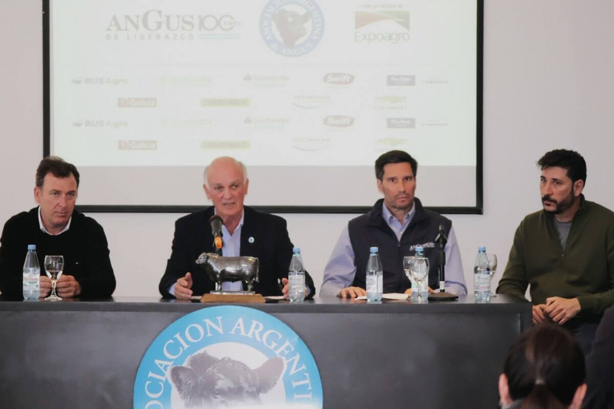 Eduardo Alem, presidente de la Sociedad Rural de Olavarría; Alfonso Bustillo, presidente de la Asociación Argentina de Angus; Carlos Fernández, secretario de la entidad, y Diego Abdo, gerente de Comunicación y Producto de Exponenciar