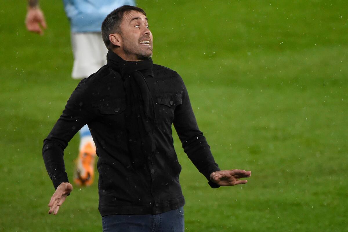 Eduardo "Chacho" Coudet hace un gesto durante el partido que disputan el Celta de Vigo y el Cádiz CF.