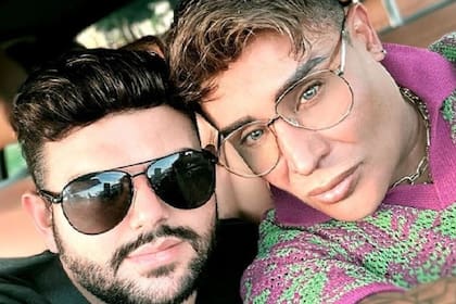 Eduardo Antonio y su esposo, Roy García, quien se encargó de informas sobre su estado de salud