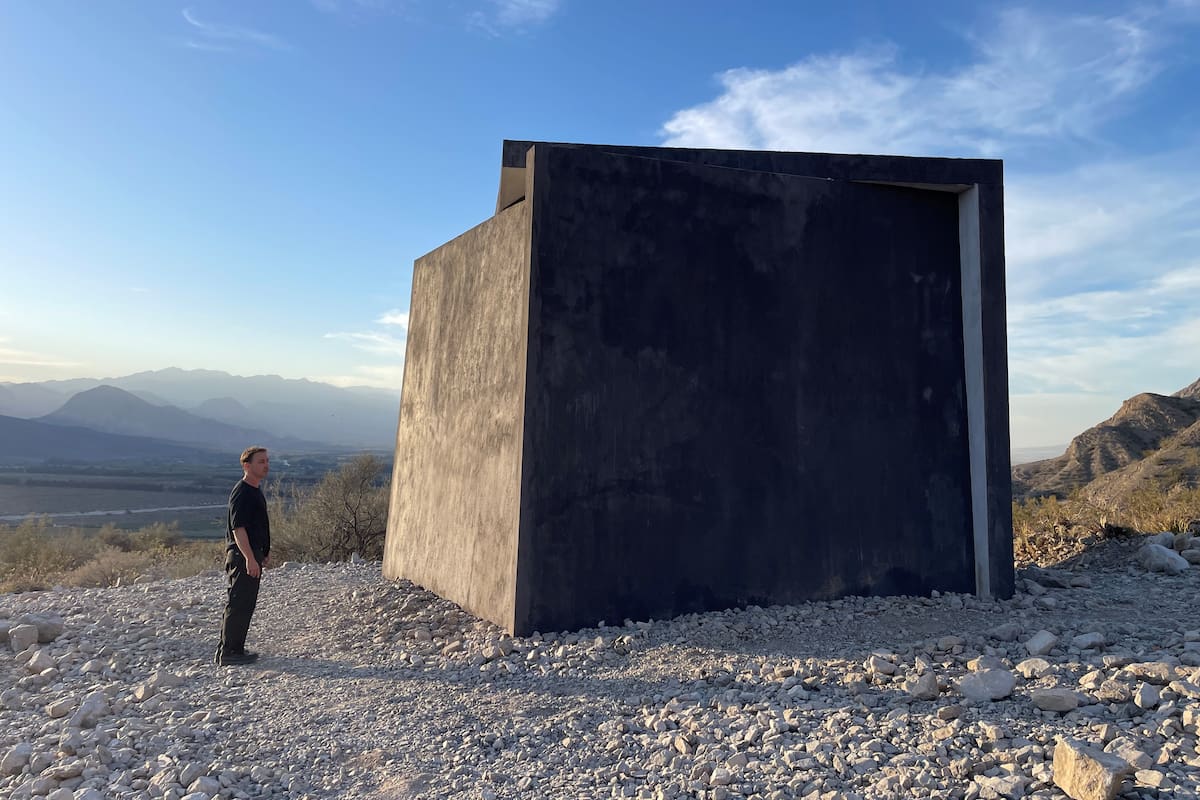 Eduardo Basualdo con su obra concebida para Arte Bestial