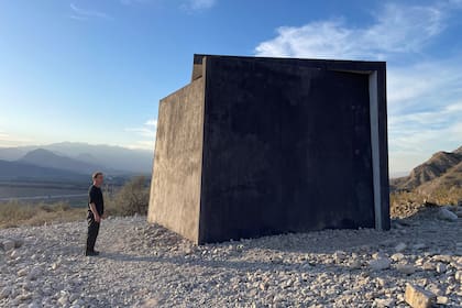 Eduardo Basualdo con su obra concebida para Arte Bestial
