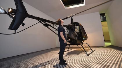 Eduardo Basualdo con su obra "Freelancer" en arteba 2017