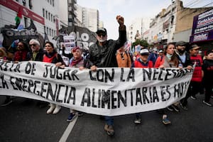 Eduardo Belliboni, líder de la organización social Polo Obrero, en una protesta antigubernamental contra la escasez de alimentos en comedores comunitarios