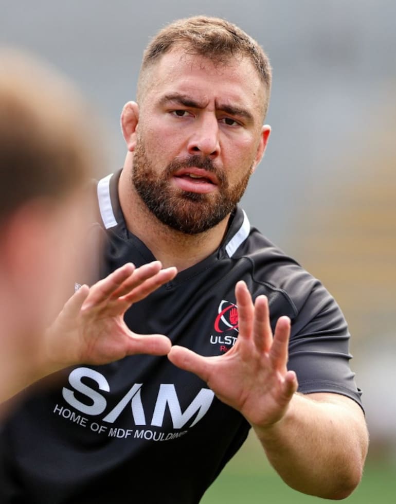 Eduardo Bello espera un pase en una práctica de Ulster, el club norirlandés que confió en él para transferir sus conocimientos a los primeras líneas más jóvenes; volvió a jugar en el equipo el 4 de septiembre, tres días antes de que se cumplieran dos años de la lesión de rodilla.