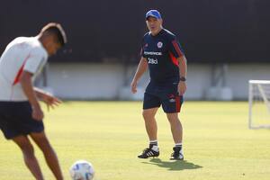 Eduardo Berizzo, en una práctica con el seleccionado de Chile; el DT argentino está cuestionado