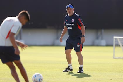 Eduardo Berizzo regresó a Chile, pero como entrenador principal; antes fue ayudante de campo durante el ciclo de Marcelo Bielsa en la Roja.