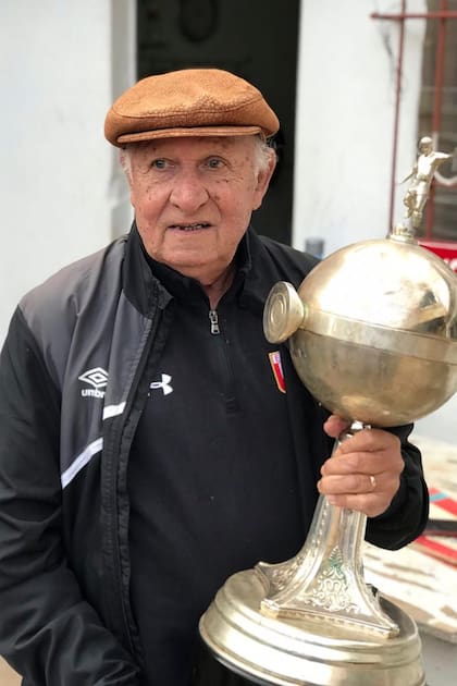 Eduardo "Bocha" Flores, con la copa más linda