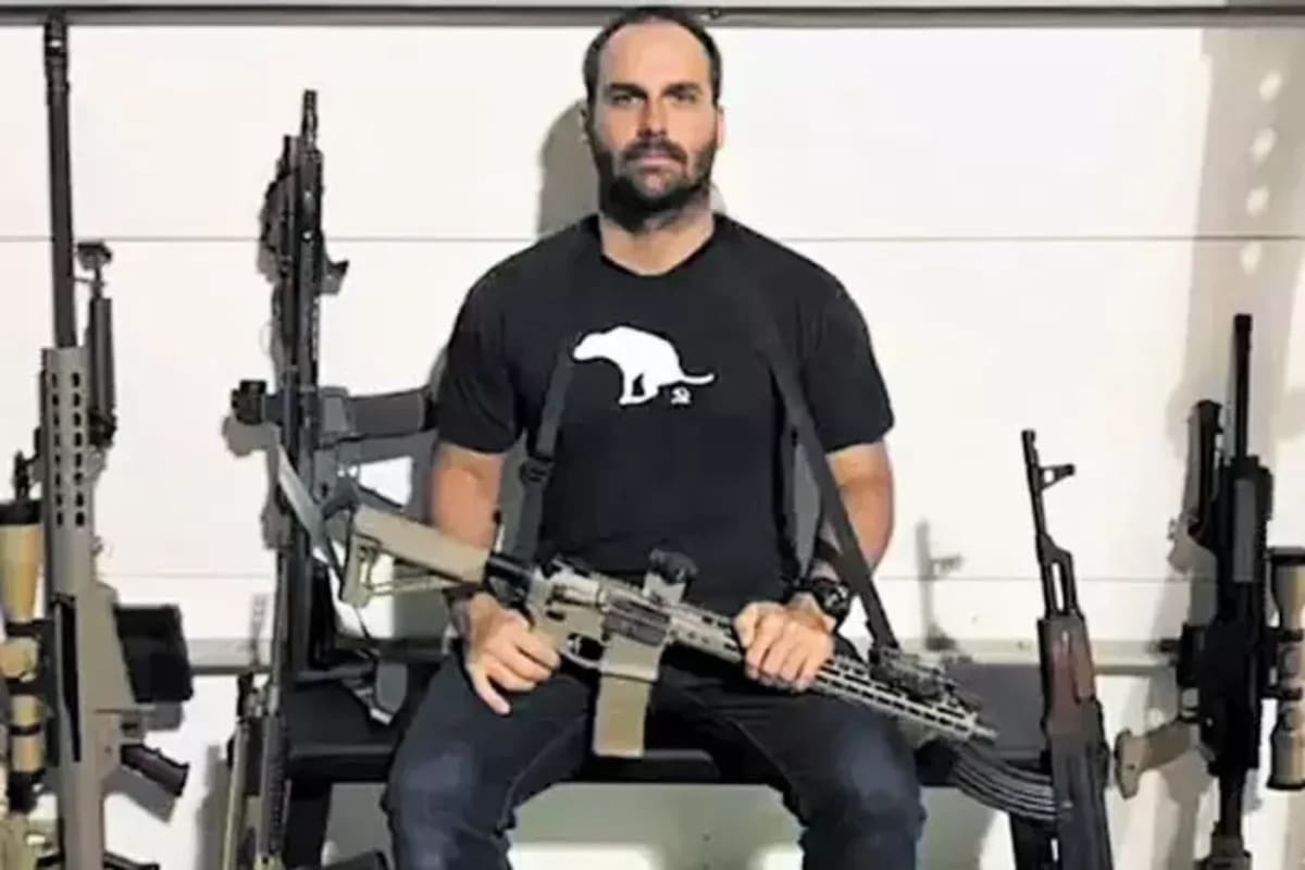 Eduardo Bolsonaro es fanático de las armas y, como su padre, no gusta de los movimientos de izquierda ni de los derechos LGBTIQ