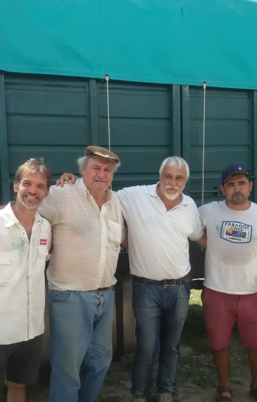 Eduardo Ceratti (de boina) vive en Alejo Ledesma, una localidad cordobesa de 3000 habitantes; viajaba por trabajo a Santiago del Estero y, con una enfermedad avanzada, se propuso sumar voluntades para luchar contra la desnutrición infantil