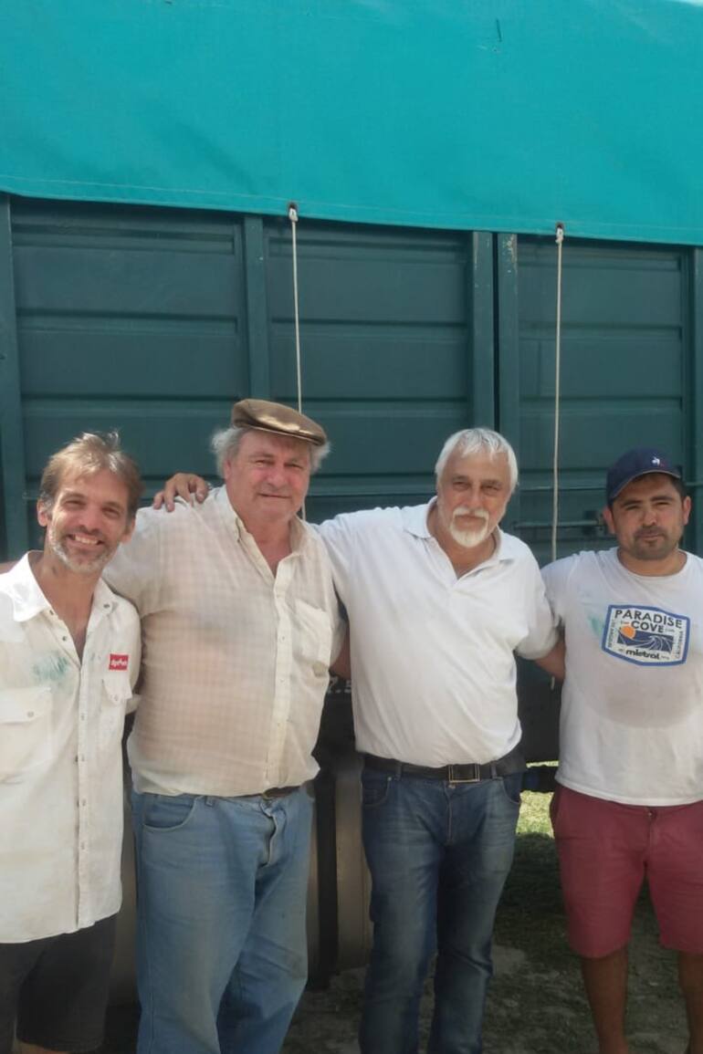 Eduardo Ceratti (de boina) vive en Alejo Ledesma, una localidad cordobesa de 3000 habitantes; viajaba por trabajo a Santiago del Estero y, con una enfermedad avanzada, se propuso sumar voluntades para luchar contra la desnutrición infantil