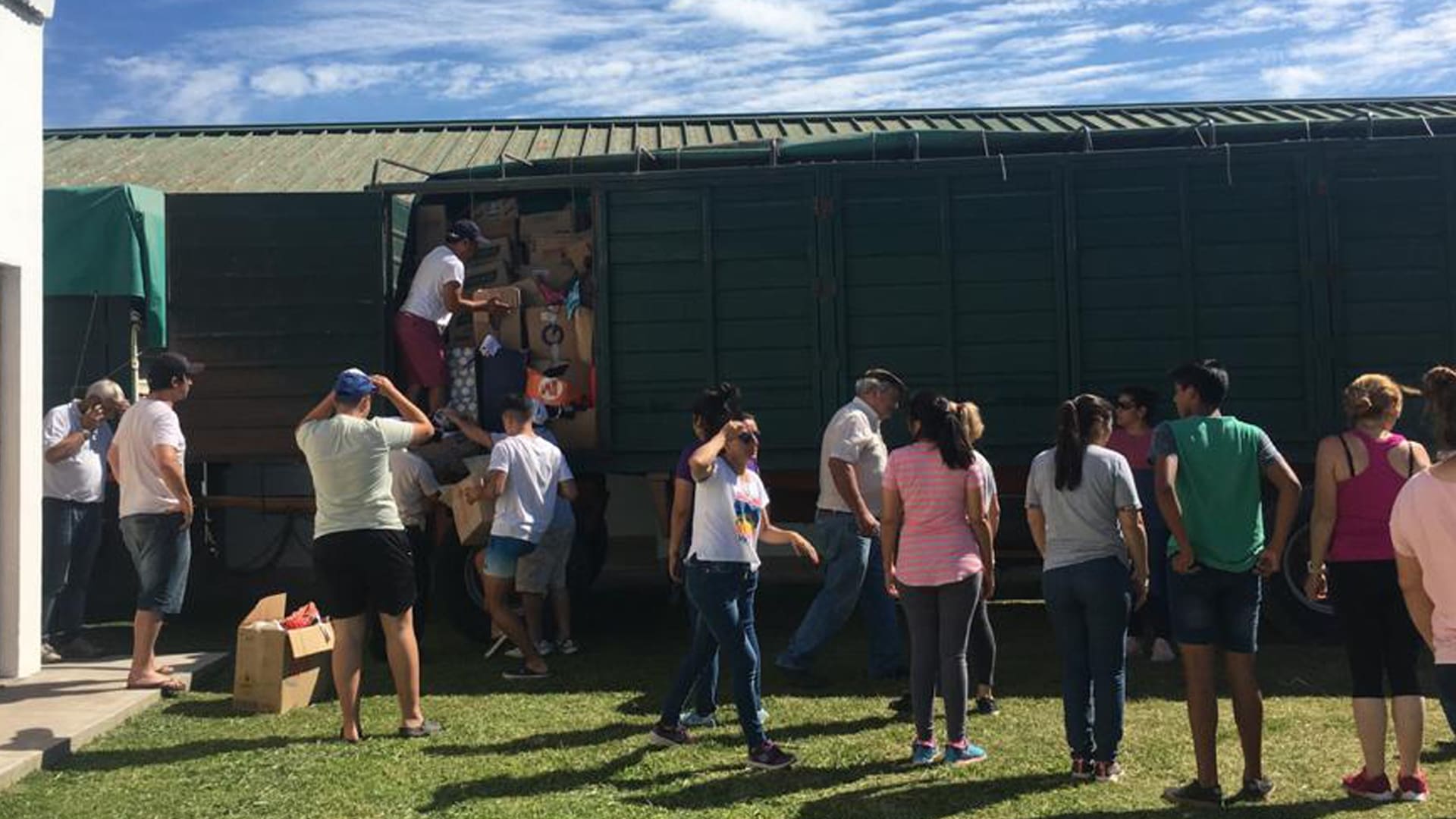 Eduardo Ceratti (de boina) vive en Alejo Ledesma, una localidad cordobesa de 3000 habitantes; viajaba por trabajo a Santiago del Estero y, con una enfermedad avanzada, se propuso sumar voluntades para luchar contra la desnutrición infantil