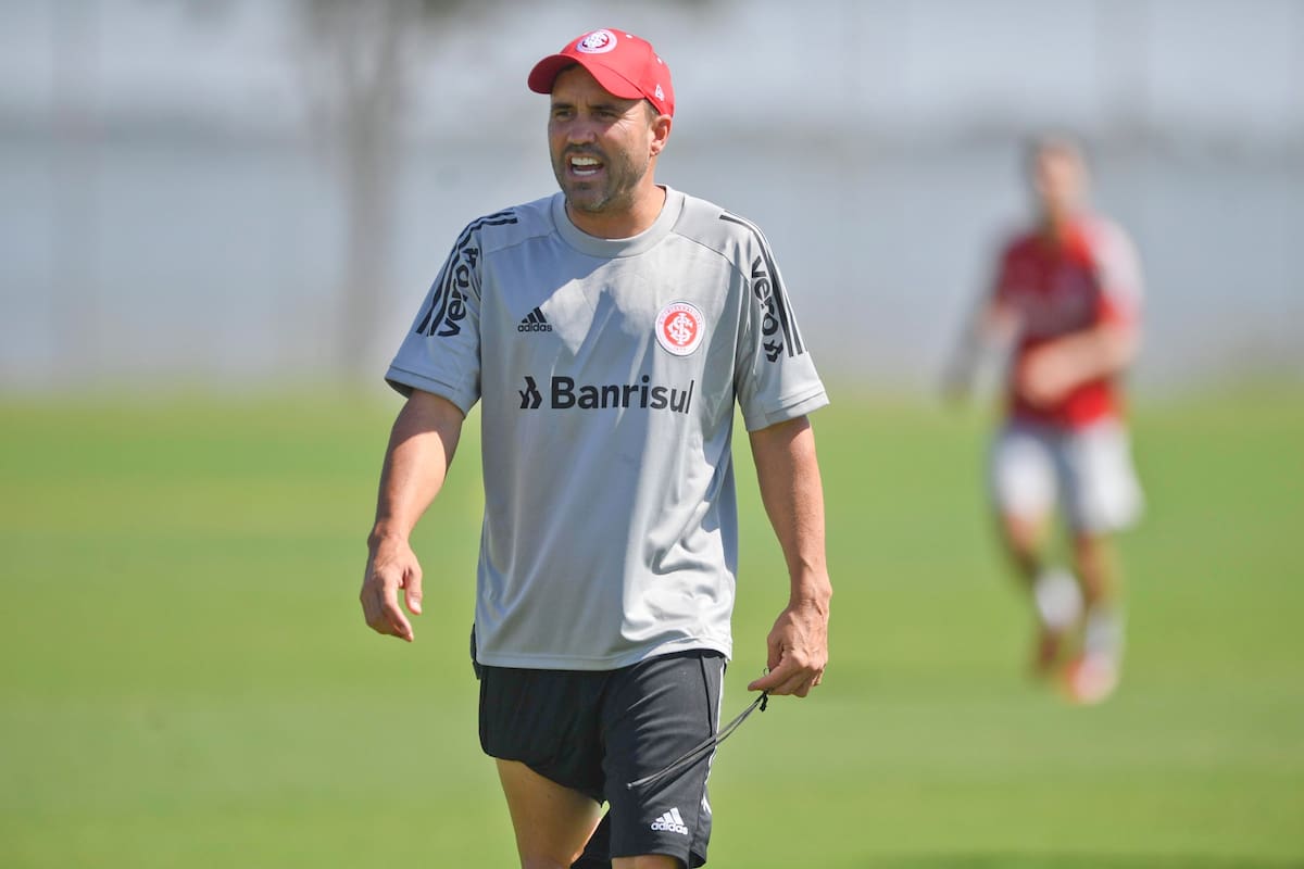 Eduardo "Chacho" Coudet, en 2020, durante su primera experiencia como DT de Inter de Porto Alegre, club al que regresará para reemplazar a Mano Menezes