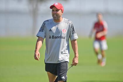 Eduardo "Chacho" Coudet, en 2020, durante su primera experiencia como DT de Inter de Porto Alegre, club al que regresará para reemplazar a Mano Menezes