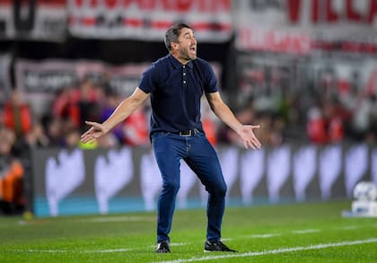 Eduardo 'Chacho' Coudet no le encuentra la vuelta a River y camina por la cuerda floja