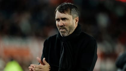 Eduardo 'Chacho' Coudet regresa al banco de River para el partido ante Gimnasia tras cumplir una fecha de suspensión